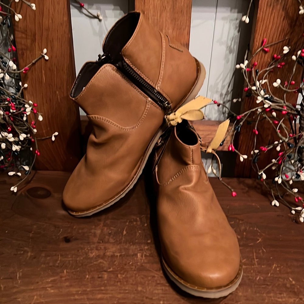 NWOT Bass booties tan😘